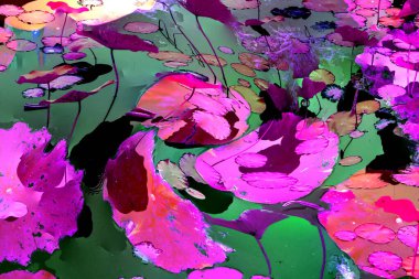 Nilüfer yaprakları ve nilüfer yapraklarıyla sunulan zarif desenli tasarım.