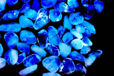 Pembe. Yeşil. Mavi. Mor. Kahverengi. Doğal Kuvars. Buz küpü biçimi arkaplanı