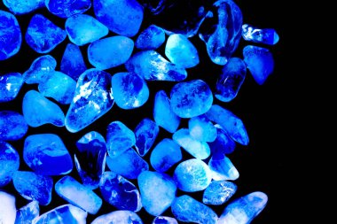 Pembe. Yeşil. Mavi. Mor. Kahverengi. Doğal Kuvars. Buz küpü biçimi arkaplanı