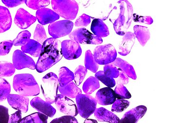 Pembe. Yeşil. Mavi. Mor. Kahverengi. Doğal Kuvars. Buz küpü biçimi arkaplanı