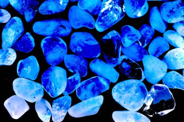 Pembe. Yeşil. Mavi. Mor. Kahverengi. Doğal Kuvars. Buz küpü biçimi arkaplanı