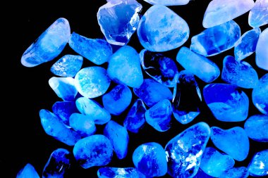 Pembe. Yeşil. Mavi. Mor. Kahverengi. Doğal Kuvars. Buz küpü biçimi arkaplanı