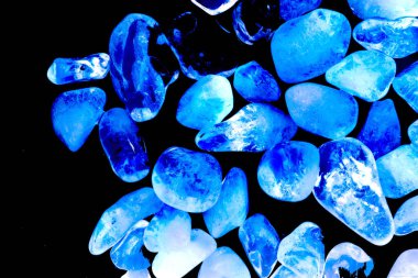 Pembe. Yeşil. Mavi. Mor. Kahverengi. Doğal Kuvars. Buz küpü biçimi arkaplanı