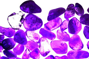 Pembe. Yeşil. Mavi. Mor. Kahverengi. Doğal Kuvars. Buz küpü biçimi arkaplanı