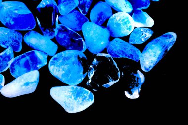 Pembe. Yeşil. Mavi. Mor. Kahverengi. Doğal Kuvars. Buz küpü biçimi arkaplanı