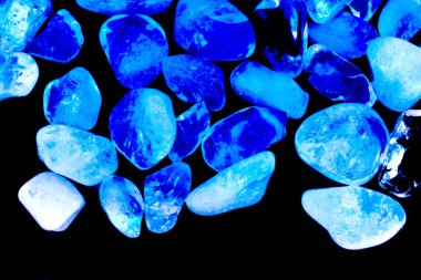 Pembe. Yeşil. Mavi. Mor. Kahverengi. Doğal Kuvars. Buz küpü biçimi arkaplanı