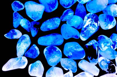 Pembe. Yeşil. Mavi. Mor. Kahverengi. Doğal Kuvars. Buz küpü biçimi arkaplanı