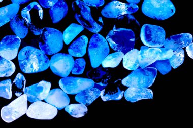 Pembe. Yeşil. Mavi. Mor. Kahverengi. Doğal Kuvars. Buz küpü biçimi arkaplanı