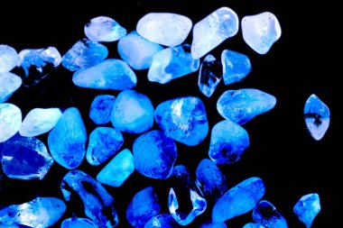 Pembe. Yeşil. Mavi. Mor. Kahverengi. Doğal Kuvars. Buz küpü biçimi arkaplanı