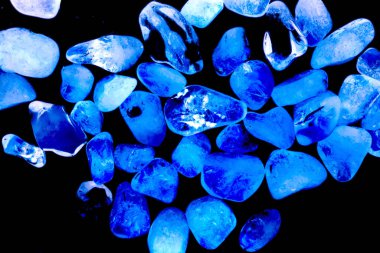 Pembe. Yeşil. Mavi. Mor. Kahverengi. Doğal Kuvars. Buz küpü biçimi arkaplanı