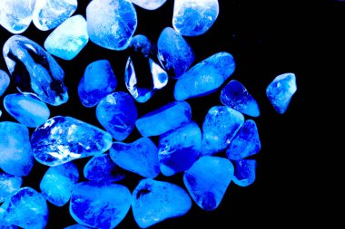 Pembe. Yeşil. Mavi. Mor. Kahverengi. Doğal Kuvars. Buz küpü biçimi arkaplanı