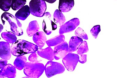 Pembe. Yeşil. Mavi. Mor. Kahverengi. Doğal Kuvars. Buz küpü biçimi arkaplanı