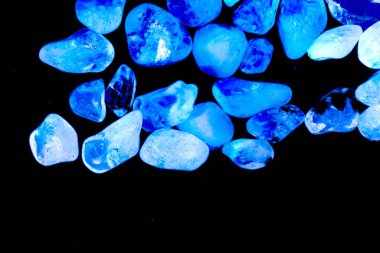 Pembe. Yeşil. Mavi. Mor. Kahverengi. Doğal Kuvars. Buz küpü biçimi arkaplanı