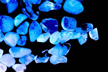 Pembe. Yeşil. Mavi. Mor. Kahverengi. Doğal Kuvars. Buz küpü biçimi arkaplanı