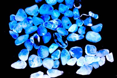 Pembe. Yeşil. Mavi. Mor. Kahverengi. Doğal Kuvars. Buz küpü biçimi arkaplanı