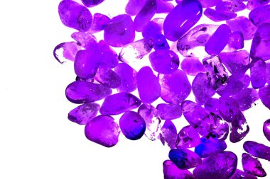 Pembe. Yeşil. Mavi. Mor. Kahverengi. Doğal Kuvars. Buz küpü biçimi arkaplanı