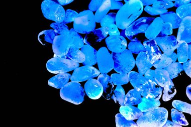 Pembe. Yeşil. Mavi. Mor. Kahverengi. Doğal Kuvars. Buz küpü biçimi arkaplanı