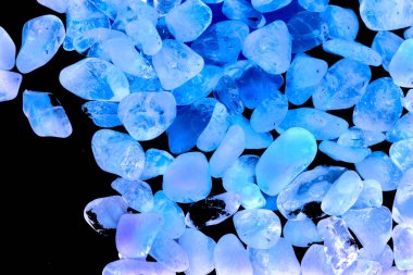 Pembe. Yeşil. Mavi. Mor. Kahverengi. Doğal Kuvars. Buz küpü biçimi arkaplanı