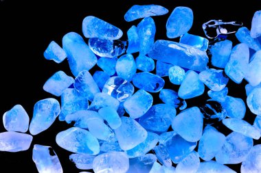 Pembe. Yeşil. Mavi. Mor. Kahverengi. Doğal Kuvars. Buz küpü biçimi arkaplanı