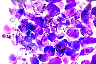 Pembe. Yeşil. Mavi. Mor. Kahverengi. Doğal Kuvars. Buz küpü biçimi arkaplanı