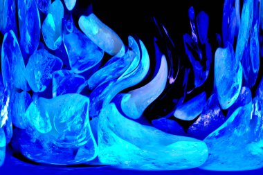 Pembe. Yeşil. Mavi. Mor. Kahverengi. Doğal Kuvars. Buz küpü biçimi arkaplanı