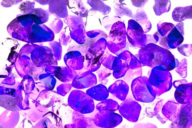 Pembe. Yeşil. Mavi. Mor. Kahverengi. Doğal Kuvars. Buz küpü biçimi arkaplanı