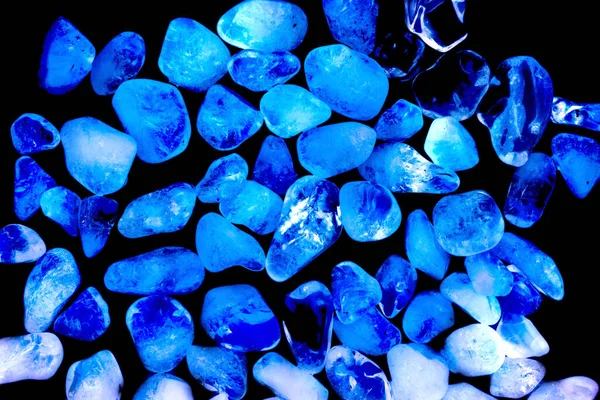 Pembe. Yeşil. Mavi. Mor. Kahverengi. Doğal Kuvars. Buz küpü biçimi arkaplanı