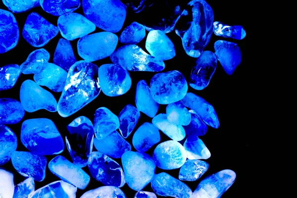 Pembe. Yeşil. Mavi. Mor. Kahverengi. Doğal Kuvars. Buz küpü biçimi arkaplanı