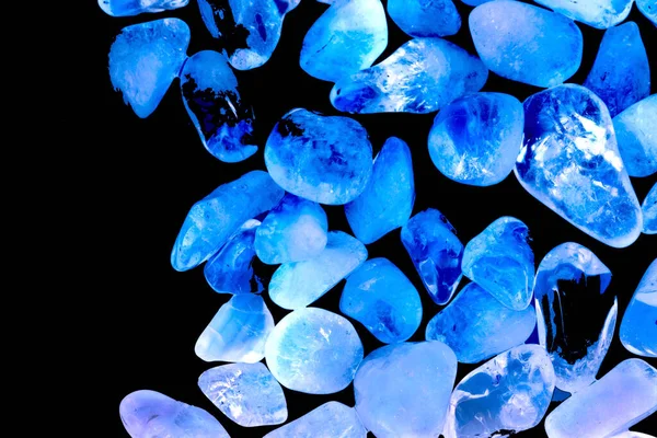 Pembe. Yeşil. Mavi. Mor. Kahverengi. Doğal Kuvars. Buz küpü biçimi arkaplanı