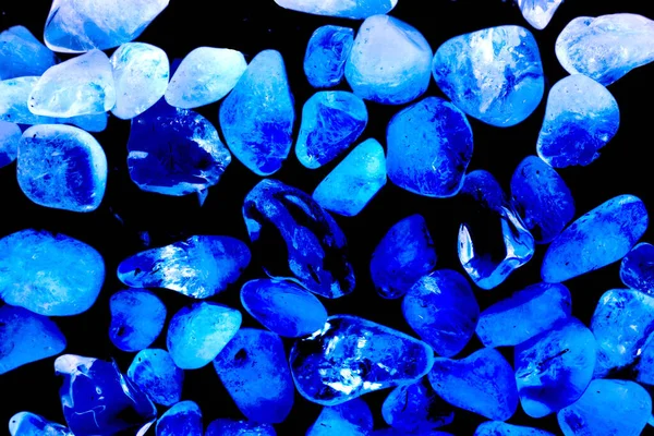 Pembe. Yeşil. Mavi. Mor. Kahverengi. Doğal Kuvars. Buz küpü biçimi arkaplanı