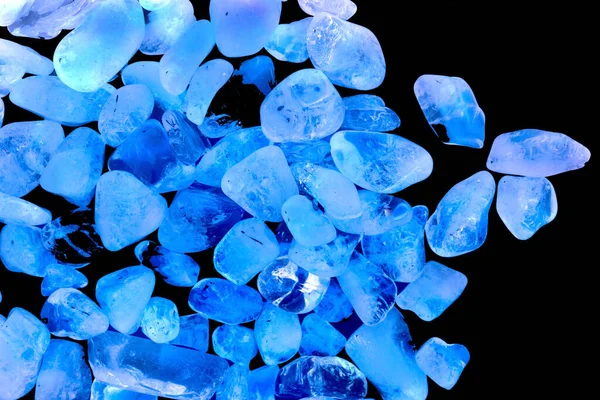 Pembe. Yeşil. Mavi. Mor. Kahverengi. Doğal Kuvars. Buz küpü biçimi arkaplanı