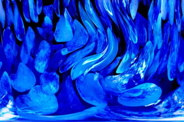 Pembe. Yeşil. Mavi. Mor. Kahverengi. Doğal Kuvars. Buz küpü biçimi arkaplanı