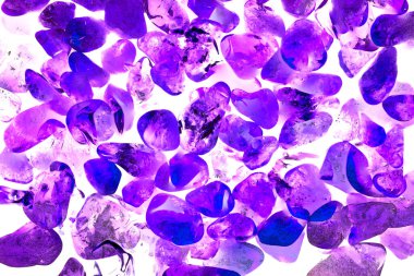 Pembe. Yeşil. Mavi. Mor. Kahverengi. Doğal Kuvars. Buz küpü biçimi arkaplanı