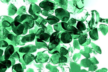 Pembe. Yeşil. Mavi. Mor. Kahverengi. Doğal Kuvars. Buz küpü biçimi arkaplanı