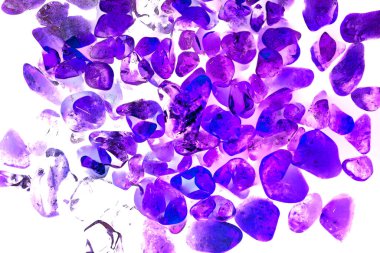 Pembe. Yeşil. Mavi. Mor. Kahverengi. Doğal Kuvars. Buz küpü biçimi arkaplanı