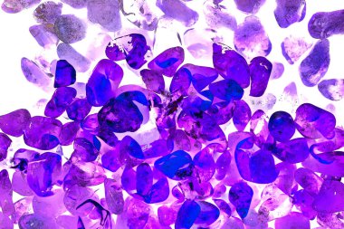 Pembe. Yeşil. Mavi. Mor. Kahverengi. Doğal Kuvars. Buz küpü biçimi arkaplanı