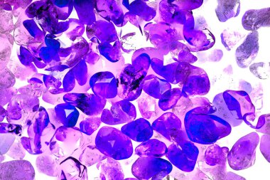 Pembe. Yeşil. Mavi. Mor. Kahverengi. Doğal Kuvars. Buz küpü biçimi arkaplanı