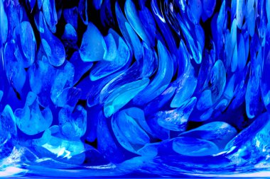 Pembe. Yeşil. Mavi. Mor. Kahverengi. Doğal Kuvars. Buz küpü biçimi arkaplanı