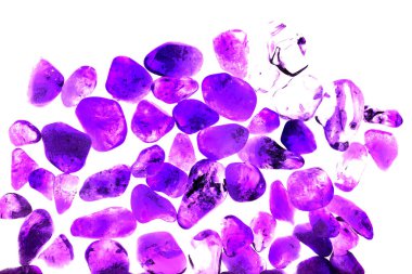 Pembe. Yeşil. Mavi. Mor. Kahverengi. Doğal Kuvars. Buz küpü biçimi arkaplanı