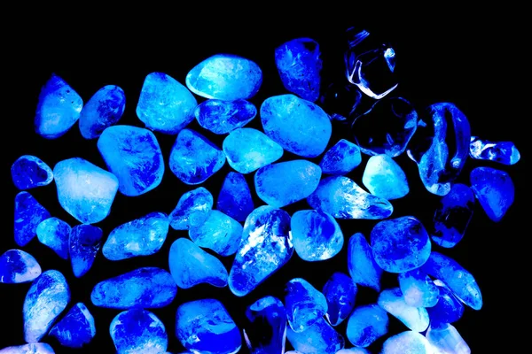 Pembe. Yeşil. Mavi. Mor. Kahverengi. Doğal Kuvars. Buz küpü biçimi arkaplanı