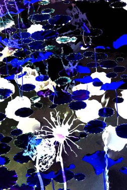 Nilüfer yaprakları ve nilüfer yapraklarıyla sunulan zarif desenli tasarım.