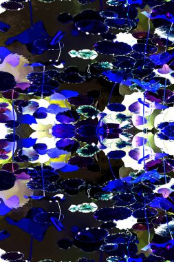 Nilüfer yaprakları ve nilüfer yapraklarıyla sunulan zarif desenli tasarım.