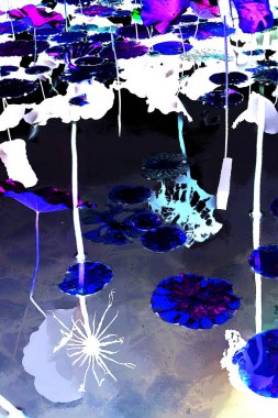 Nilüfer yaprakları ve nilüfer yapraklarıyla sunulan zarif desenli tasarım.