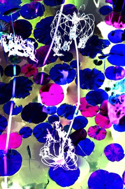 Nilüfer yaprakları ve nilüfer yapraklarıyla sunulan zarif desenli tasarım.