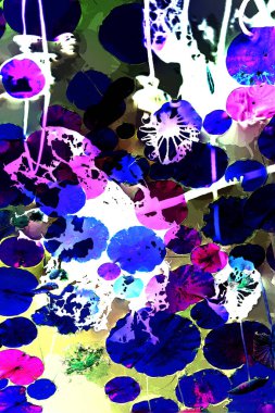 Nilüfer yaprakları ve nilüfer yapraklarıyla sunulan zarif desenli tasarım.