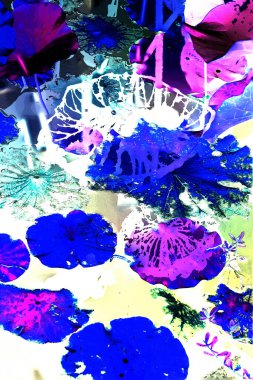 Nilüfer yaprakları ve nilüfer yapraklarıyla sunulan zarif desenli tasarım.