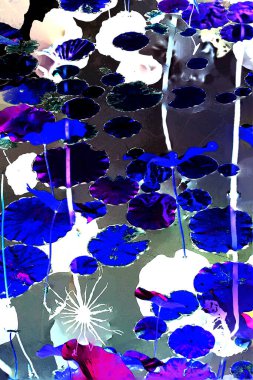 Nilüfer yaprakları ve nilüfer yapraklarıyla sunulan zarif desenli tasarım.