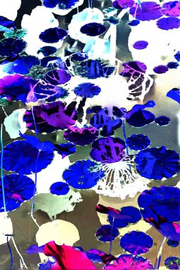 Nilüfer yaprakları ve nilüfer yapraklarıyla sunulan zarif desenli tasarım.