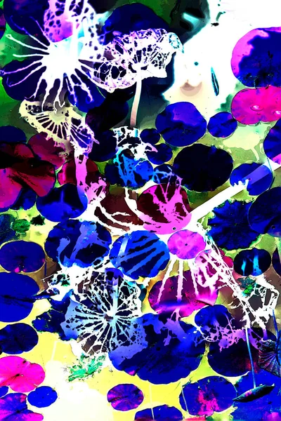 Nilüfer yaprakları ve nilüfer yapraklarıyla sunulan zarif desenli tasarım.