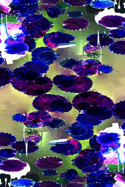 Nilüfer yaprakları ve nilüfer yapraklarıyla sunulan zarif desenli tasarım.